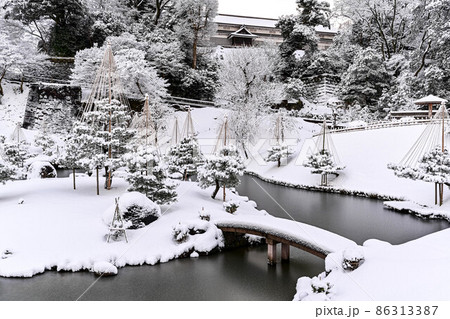雪景色の金沢城玉泉院丸庭園 雪景色の金沢城玉泉院丸庭園 86313387