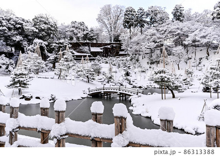 雪景色の金沢城玉泉院丸庭園 雪景色の金沢城玉泉院丸庭園 86313388