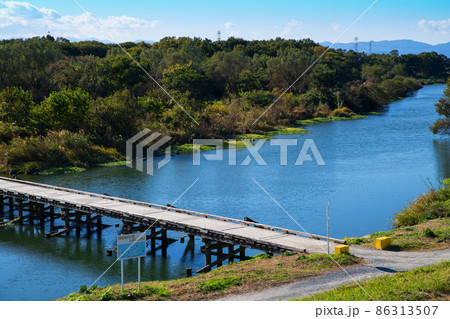 冠水橋　越辺川　八幡橋の風景　 86313507