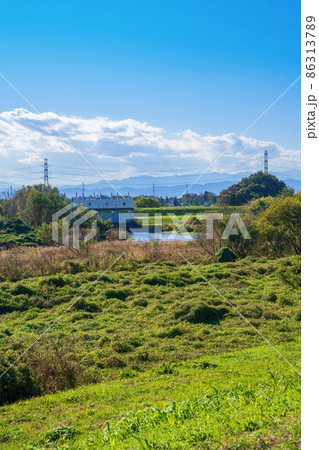 越辺川土手からの風景　白鳥飛来付近　秩父山々　　 86313789