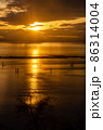 カナダ・バンクーバーのレックビーチの夕日 86314004