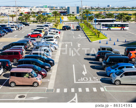 晴天のショッピングモールの屋外駐車場 86314591