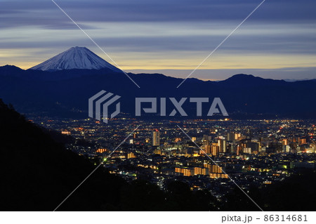 夜明けの甲府の夜景と富士山 86314681
