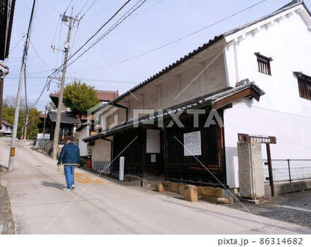 白市の町並みを歩く 旧木原家住宅の前を通る若者 (東広島市高屋町白市) 白市の町並みを歩く 旧木原家住宅の前を通る若者 (東広島市高屋町白市) 86314682
