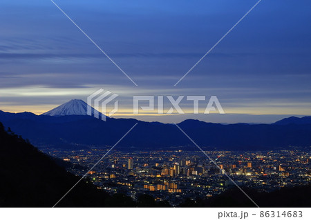 夜明けの甲府の夜景と富士山 86314683
