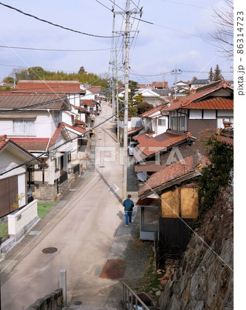 白市の町並みを歩く 石州瓦の古民家が並ぶ坂道 (東広島市高屋町白市) 白市の町並みを歩く 石州瓦の古民家が並ぶ坂道 (東広島市高屋町白市) 86314723