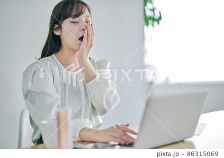 テレワーク（リモート）疲れの若い女性 86315069