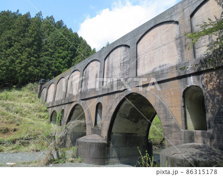 田舎の川沿いの道路にあるレンガ造りの水路橋 86315178