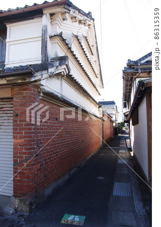角が丸い珍しい赤レンガの壁　高知県室戸市吉良川の国の重要伝統的建造物群保存地区 86315359