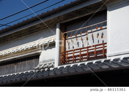 干し柿と水切り瓦　高知県室戸市吉良川の国の重要伝統的建造物群保存地区 86315361