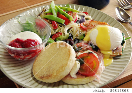 地元野菜づくしのエッグベネディクト 86315368