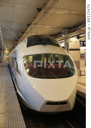 新宿駅に入線する小田急50000形　VSE 86315474