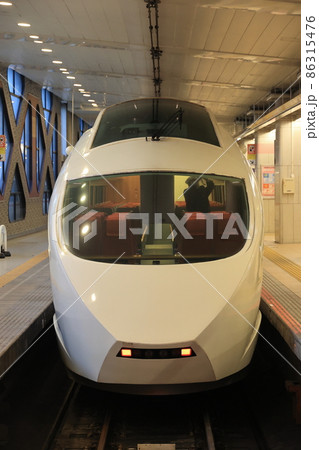新宿駅に入線する小田急50000形 VSE 新宿駅に入線する小田急50000形 VSE 86315476
