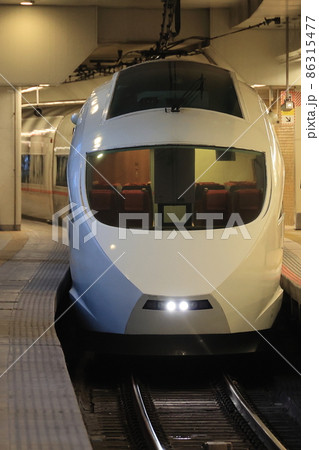 新宿駅に入線する小田急50000形　VSE 86315477