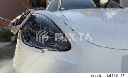 夕暮れにポルシェを洗車 86316143