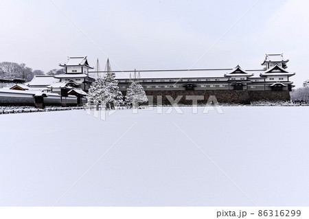 雪景色の金沢城公園 雪景色の金沢城公園 86316299