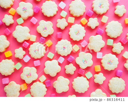 たくさんのクッキーとアメ 86316411