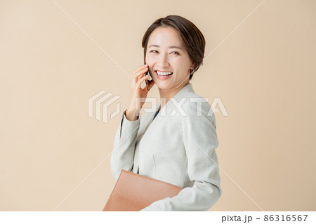 ビジネスイメージ　スマホ　ミドル女性　通話 86316567