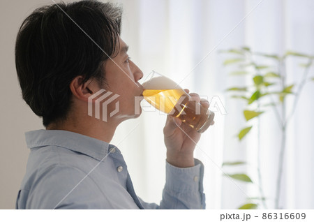 自宅ビールを飲むミドルの男性 86316609