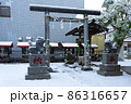 雪が降り積もる神社の境内 86316657