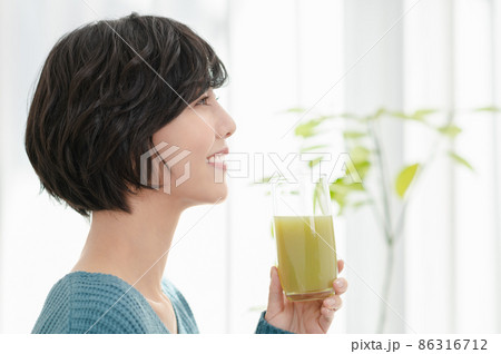 野菜ジュースを飲む若い女性 86316712