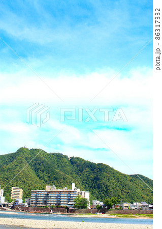 長良川温泉と金華山、岐阜城の風景 86317332