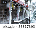 雪が降り積もる日の神社の社 86317393