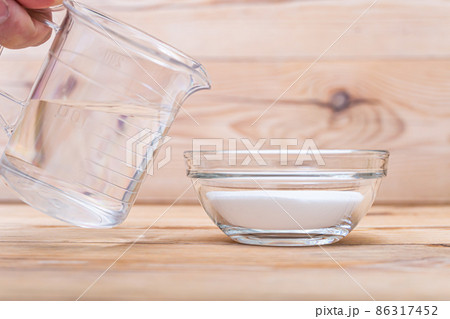 重曹に水を灌ぐ 重曹ペーストイメージ 重曹に水を灌ぐ 重曹ペーストイメージ 86317452