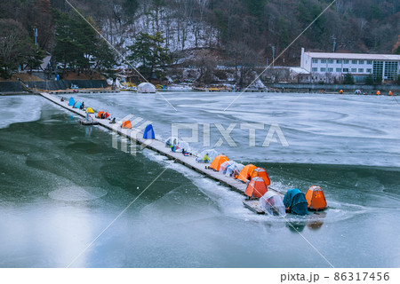 ワカサギ釣り【冬の美鈴湖】 86317456
