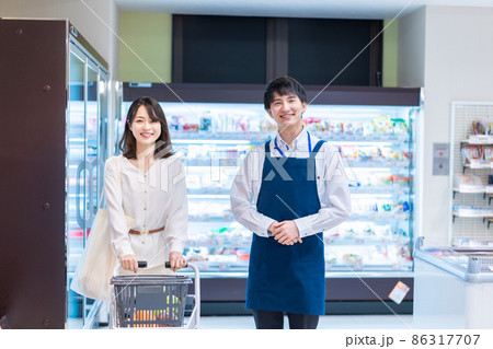 スーパーの店員と主婦 86317707
