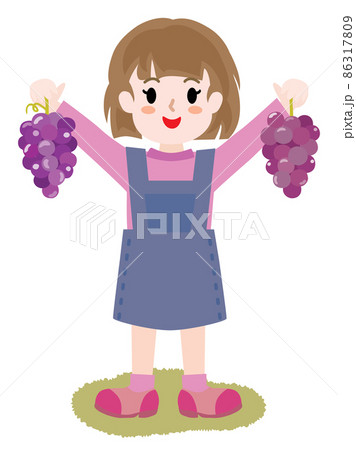 ブドウを両手に持った女の子 86317809