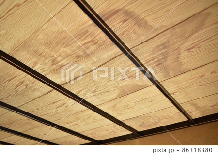 雨漏りの天井 築50年 86318380