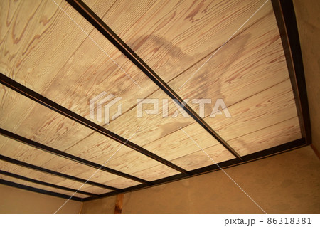 雨漏りの天井 築50年 86318381