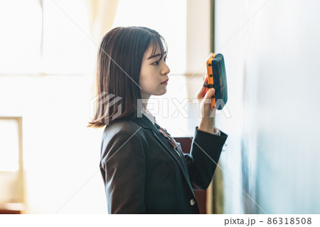黒板消しを持つ女子高生 86318508