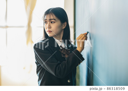 チョークを持つ女子高生 チョークを持つ女子高生 86318509