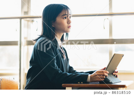 タブレットで授業を受ける女子高生 タブレットで授業を受ける女子高生 86318510