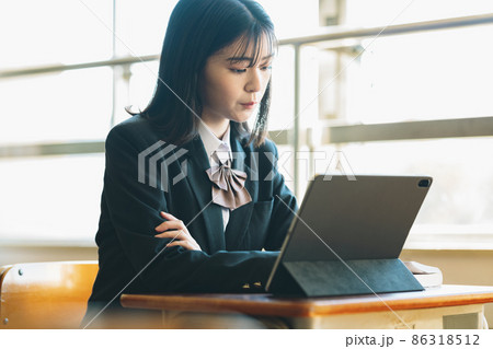授業でタブレットを使う女子高生 86318512