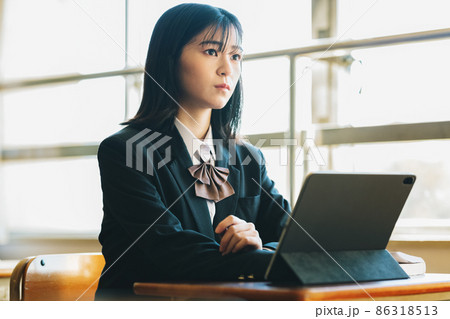 授業でタブレットを使う女子高生 86318513