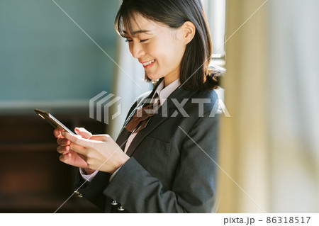 教室でスマホを使う女子高生 86318517
