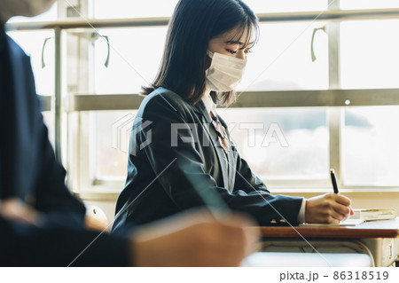 マスクをして授業を受ける女子高生 86318519