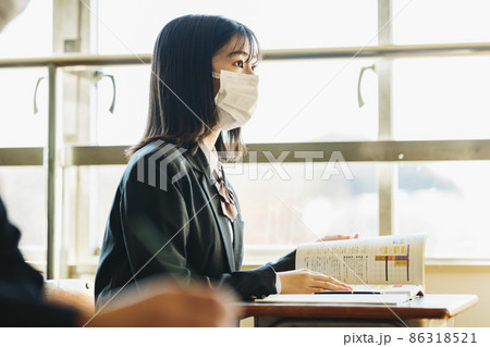 マスクをして授業を受ける女子高生 86318521