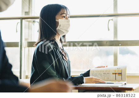 マスクをして授業を受ける女子高生 86318522