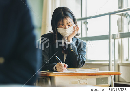 マスクをして授業を受ける女子高生 マスクをして授業を受ける女子高生 86318523
