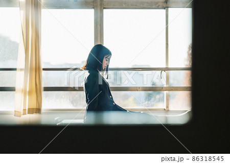 放課後に教室で佇む女子高生 86318545