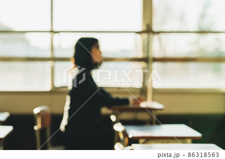 教室で勉強する女子学生［ボケイメージ］ 86318563