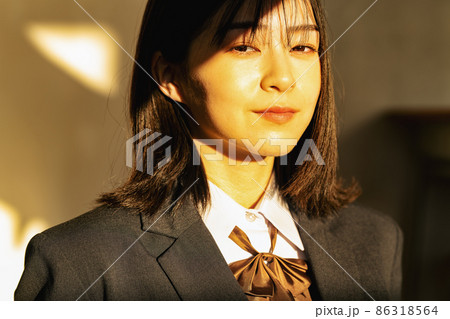 夕日を浴びる女子高生 86318564