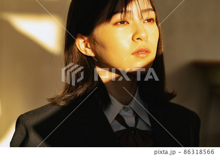 夕日を浴びる女子高生 86318566