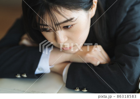 机に伏せる女子高生 86318583