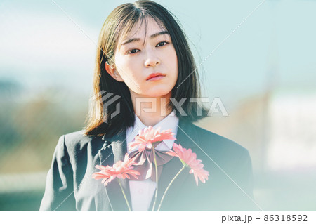 アンニュイな女子高生のポートレート アンニュイな女子高生のポートレート 86318592