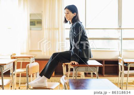 ジェンダーレスの制服を着る女子高生 86318634